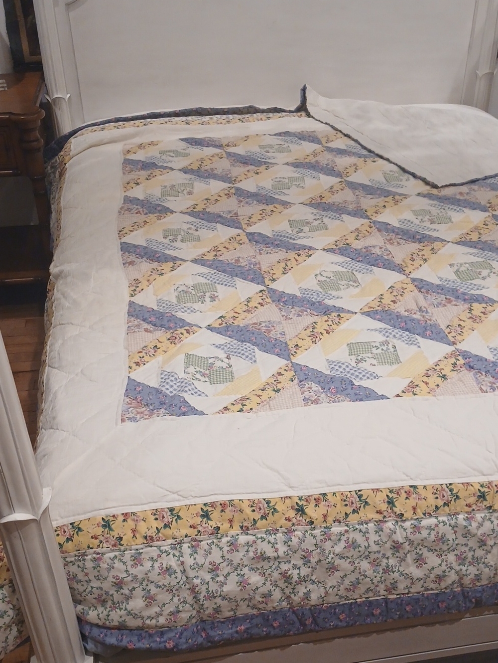 🌸 Vintage Cottagecore Floral Patchwork Quilt 🌸 - Picture 4 of 8